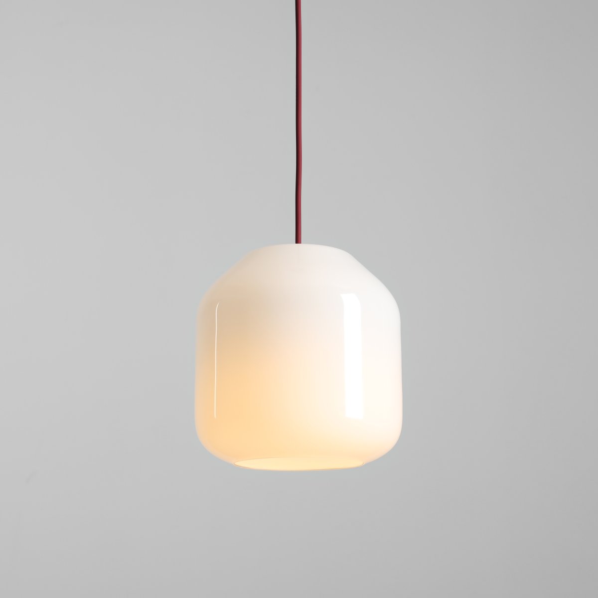 Flask Ø18 ROJO Lámpas de techo De Artera - Su pantalla redonda de cristal opalino proporciona una luz suave y agradable, creando un ambiente acogedor.