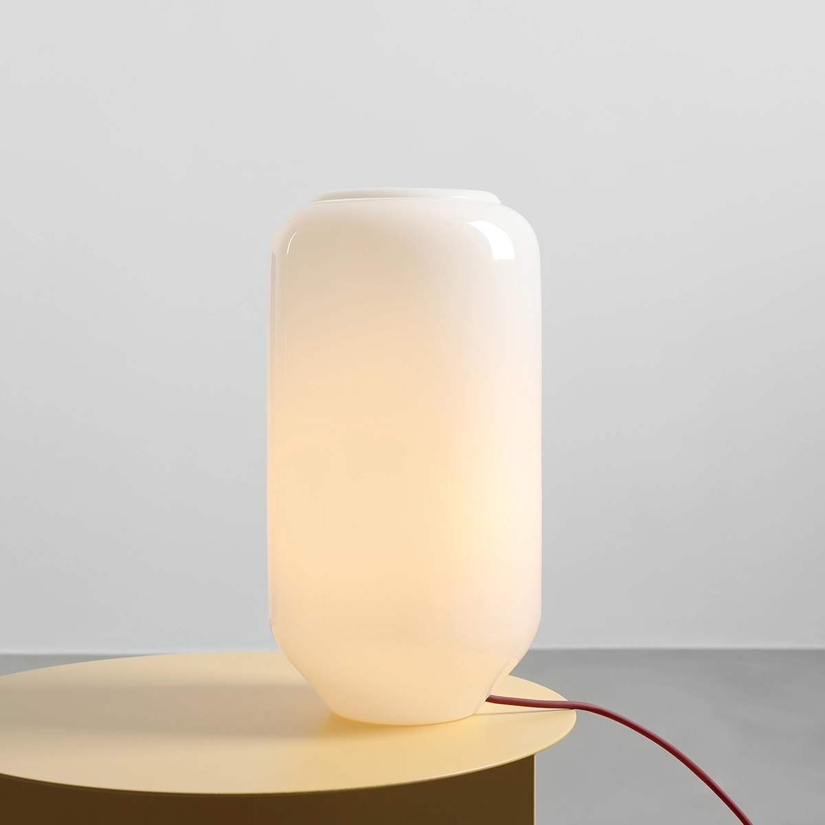 Flask 36cm Blanco/rojo lámpara de mesa De Artera - Su pantalla alta y redonda de cristal opalino proporciona una luz suave y agradable, creando un ambiente cálido y acogedor.