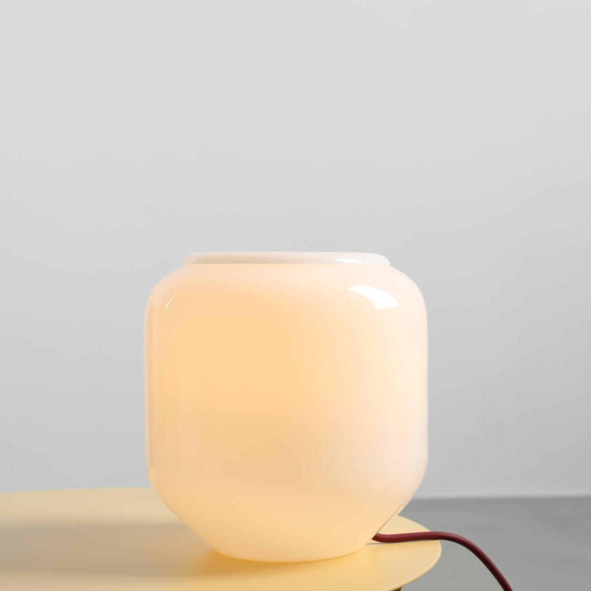 Flask 18cm Blanco/rojo lámpara de mesa De Artera - Flask es una elegante lámpara de mesa con formas suaves y redondeadas y una moderna paleta de colores.