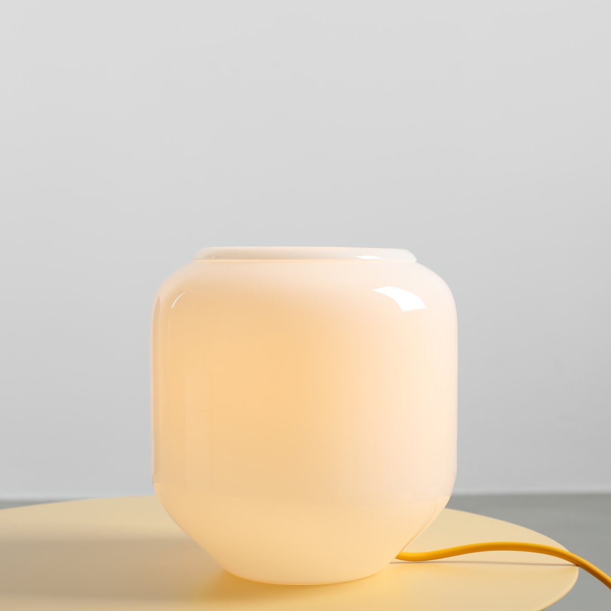 Flask 18cm Blanco/amarillo lámpara de mesa De Artera - La elegante lámpara de mesa Flask destaca por sus formas suaves y redondeadas y su moderna paleta de colores.
