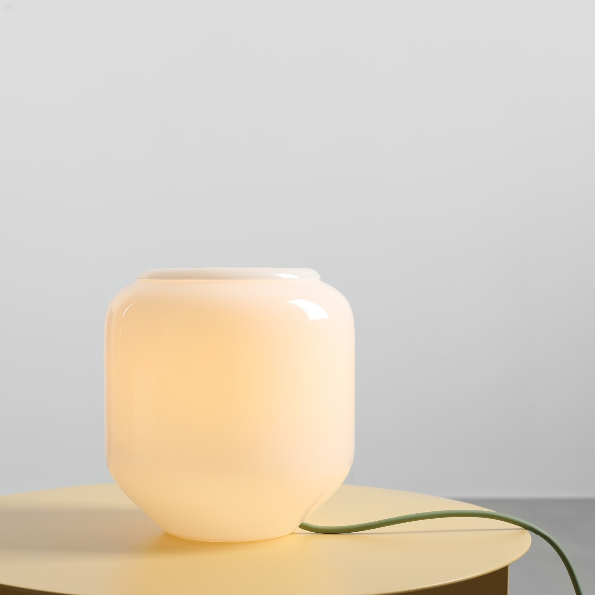 Flask 18cm Blanco/verde lámpara de mesa De Artera - Flask es una elegante lámpara de mesa con formas suaves y redondeadas y una moderna paleta de colores.