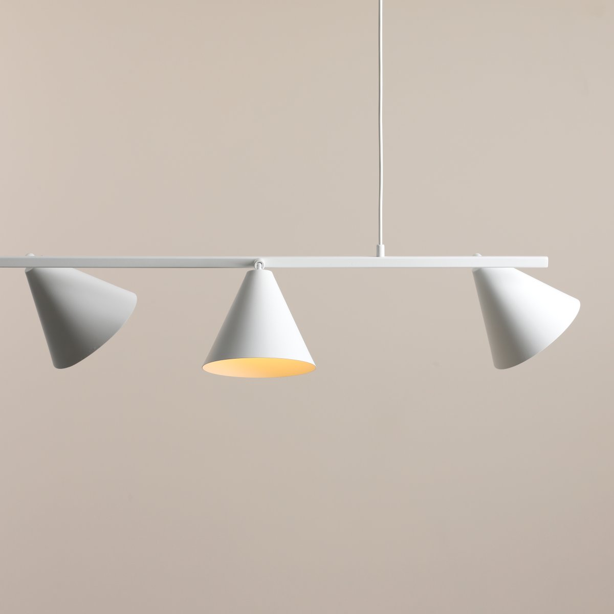 Form 120cm Blanco Lámpas de techo De Artera - Su dise&ntilde;o simple y geom&eacute;trico la convierte en una soluci&oacute;n vers&aacute;til que se integra con la mayor&iacute;a de los estilos de interior, aportando un toque de elegancia moderna a la estancia.