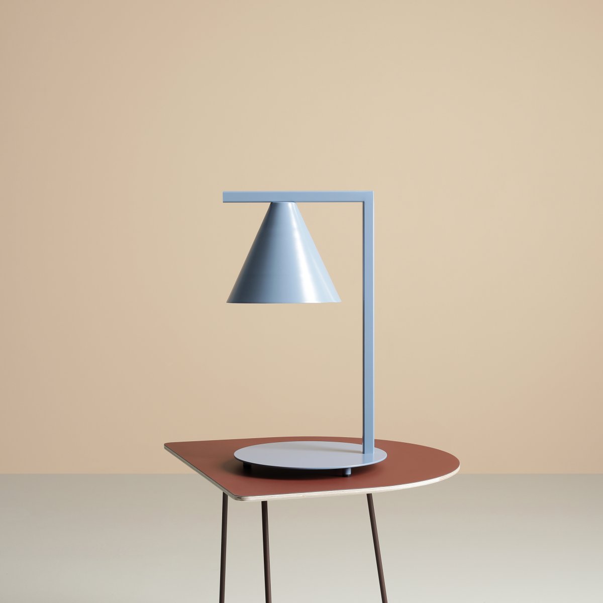 Form 40cm Azul lámpara de mesa De Artera - Gracias a su diseño atemporal y su color sutil, la lámpara se integra a la perfección en varios estilos de interior, al tiempo que añade un toque sofisticado y moderno a la habitación.
