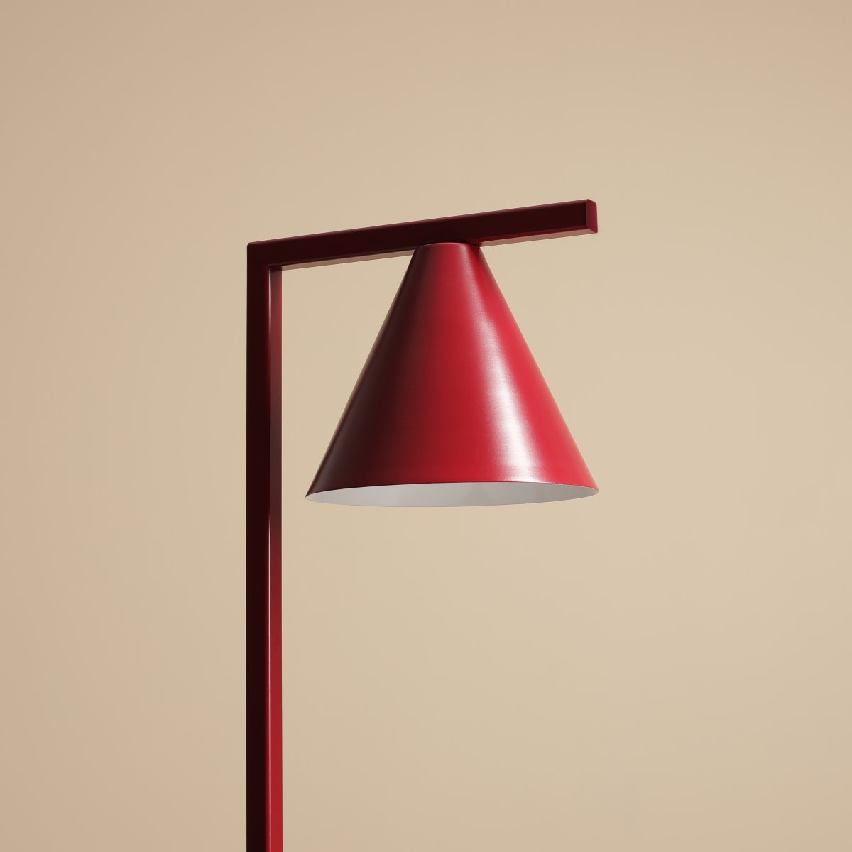 Form 40cm borgoña lámpara de mesa De Artera - Gracias a su diseño atemporal y su color sutil, la lámpara se integra a la perfección en varios estilos de interior, al tiempo que añade un toque sofisticado y moderno a la habitación.