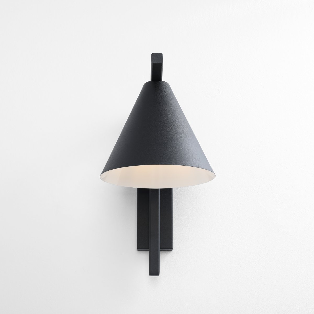 Form 23cm Negro lámpara de pared De Artera - Gracias a su dise&ntilde;o atemporal y su color sutil, la l&aacute;mpara se integra a la perfecci&oacute;n en varios estilos de interior, al tiempo que a&ntilde;ade un toque sofisticado y moderno a la habitaci&oacute;n.