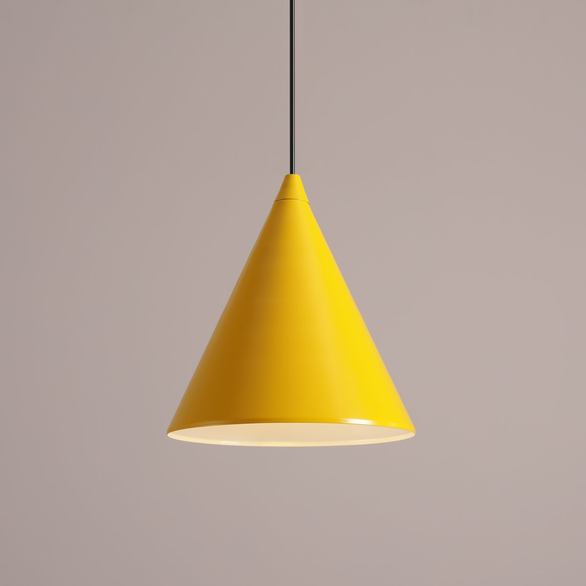 Form Ø24 Mostaza Lámpas de techo De Artera - Gracias a su diseño atemporal y su color sutil, la lámpara se integra a la perfección en varios estilos de interior, al tiempo que añade un toque sofisticado y moderno a la habitación.
