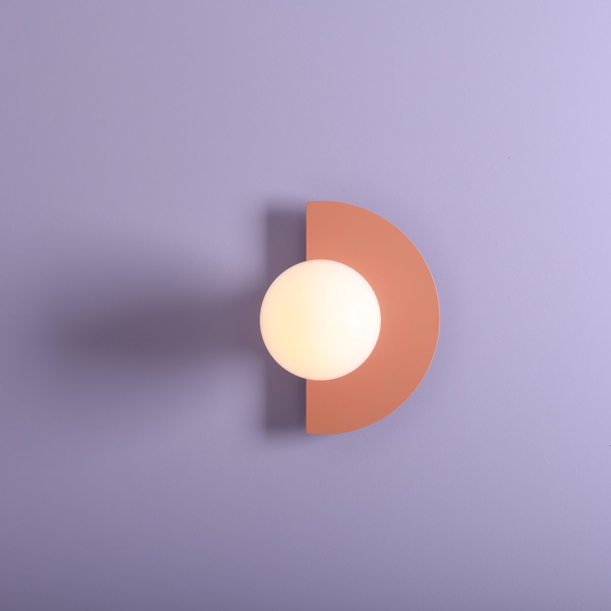 Loop 28cm Coral lámpara de pared De Artera - Esta moderna lámpara de pared combina una geometría simple con un diseño elegante para crear un elemento de diseño único y llamativo.