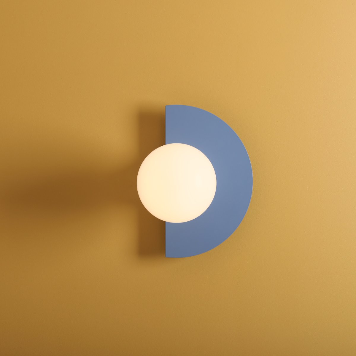 Loop 28cm Azul lámpara de pared De Artera - Esta moderna lámpara de pared combina una geometría simple con un diseño elegante para crear un elemento de diseño único y llamativo.