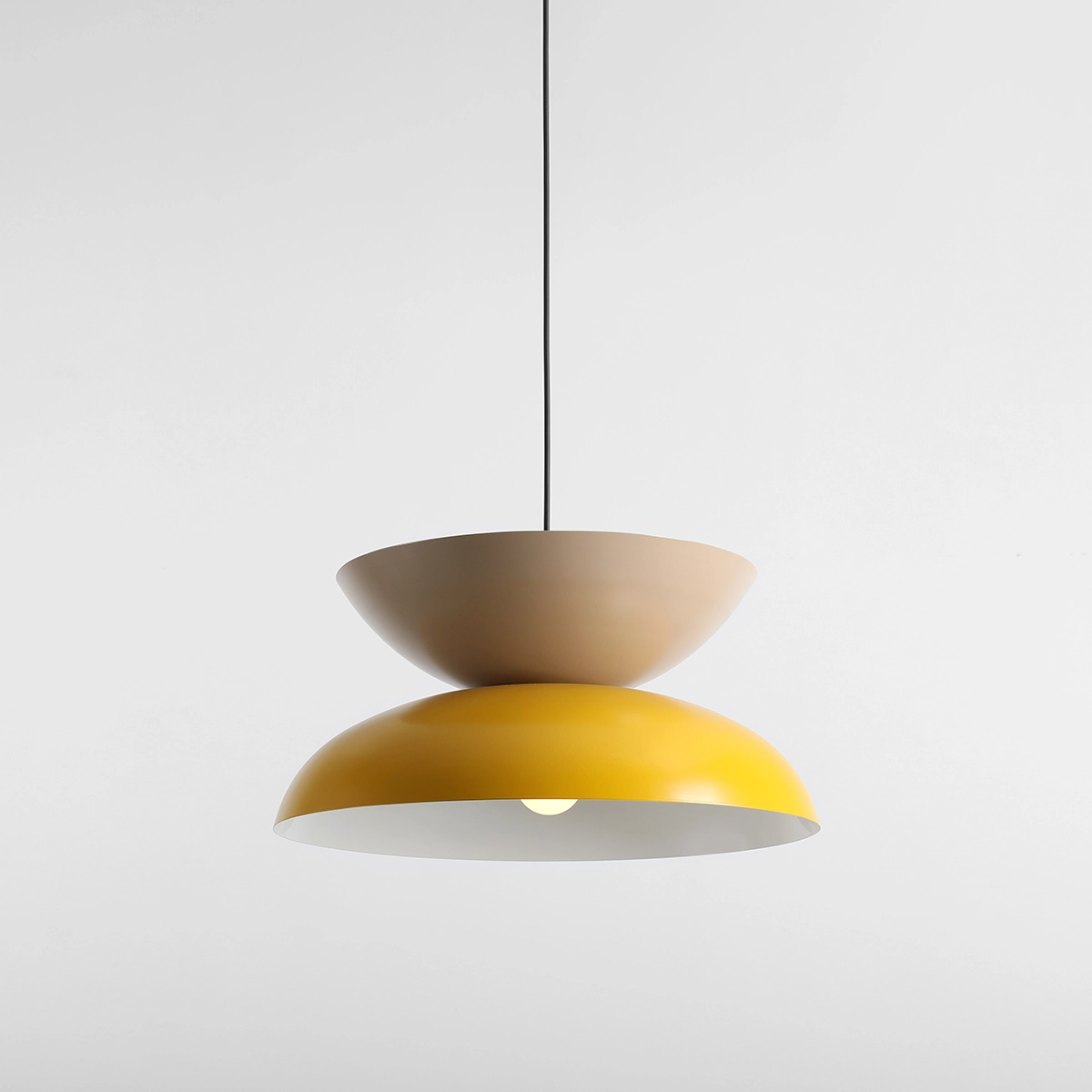 Millo Ø47 Amarillo/beige Lámpas de techo De Artera - Proporciona una iluminación agradable y es ideal para colocar sobre una mesa de comedor, en el salón o en un pasillo.
