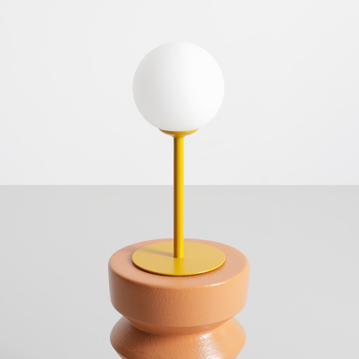 Pinne 35cm Mostaza lámpara de mesa De Artera - La base delgada de la lámpara en tono amarillo mostaza le da un aspecto moderno y es perfecta como detalle decorativo en la sala de estar, el dormitorio o en la terraza.