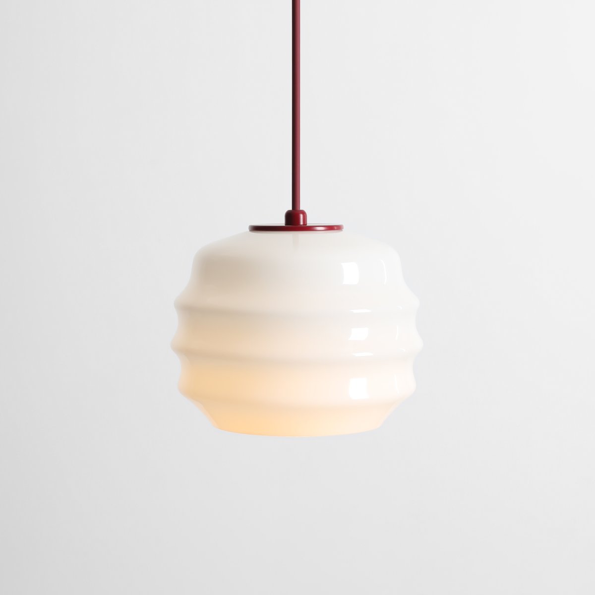 Puff Ø16 borgoña Lámpas de techo De Artera - Su pantalla decorativa de cristal opalino blanco cautiva con su forma curva, otorgándole un aspecto a la vez divertido y sofisticado.