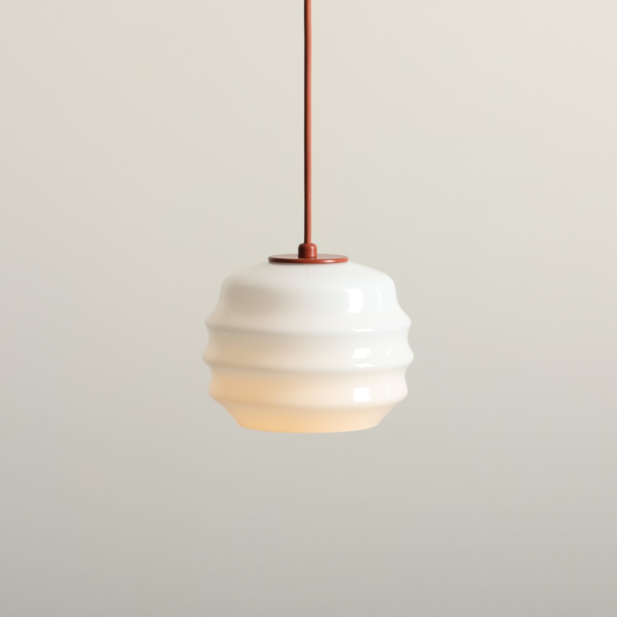 Puff Ø16 Terracota Lámpas de techo De Artera - La pantalla decorativa de cristal opalino blanco cautiva con su forma curva, otorgándole a la lámpara un aspecto a la vez divertido y sofisticado.