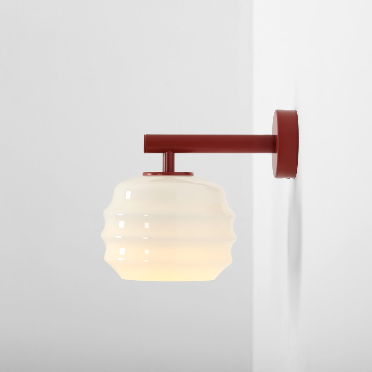 Puff 23cm borgoña lámpara de pared De Artera - Los detalles metálicos en color burdeos crean un hermoso contraste con el cristal claro y le otorgan a la lámpara un brillo cálido.