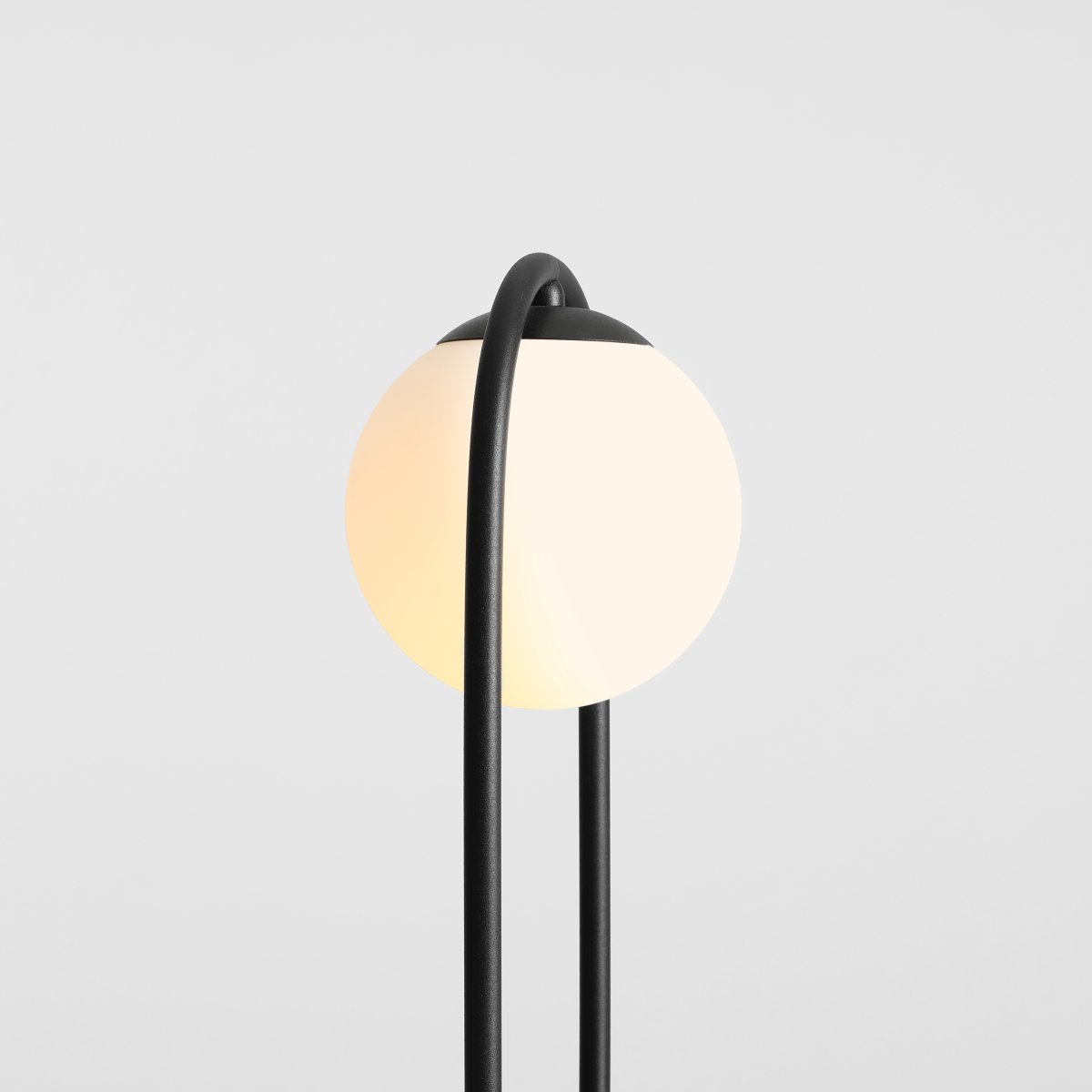 Riva 47cm Negro lámpara de mesa De Artera - Con su marco negro y su globo opalino que proporciona una luz suave y agradable, la l&aacute;mpara es perfecta como fuente de luz decorativa en el sal&oacute;n, el dormitorio o en la terraza.