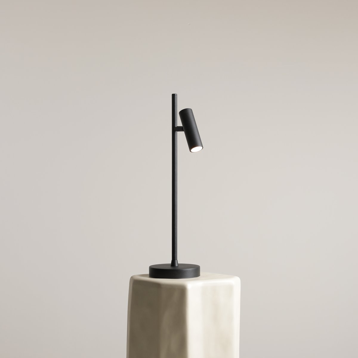 Trevo 54cm Negro lámpara de escritorio De Artera - La lámpara de mesa Trevo está fabricada en metal y ofrece un diseño moderno y funcional.