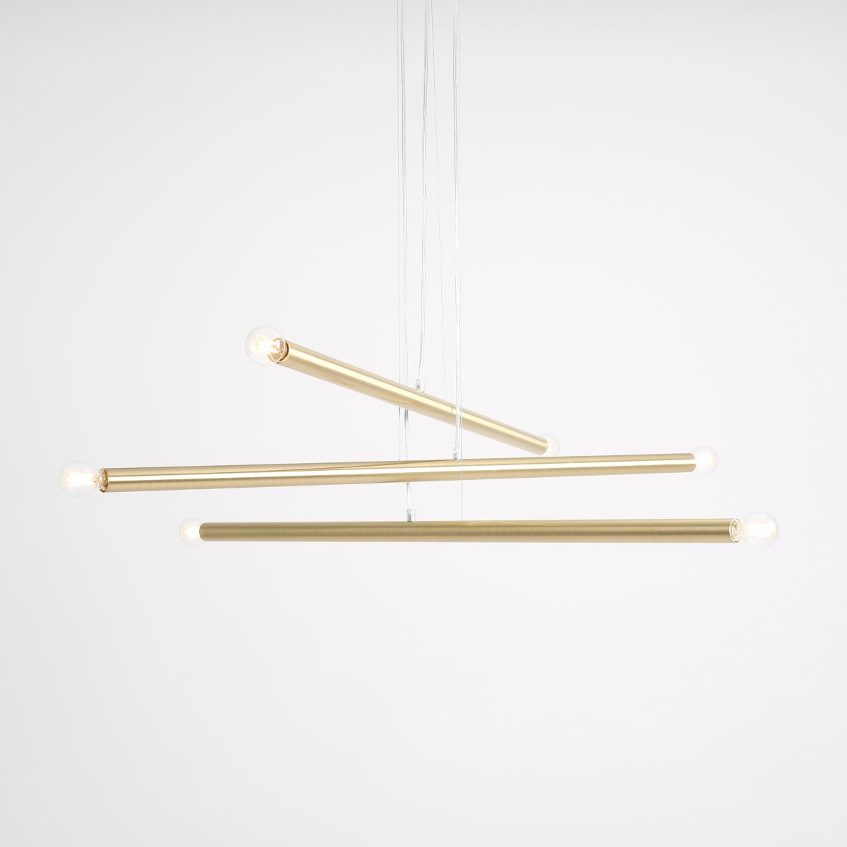 Tubo 6 100cm Latón Lámpas de techo De Artera - Está compuesta por tres tubos metálicos delgados con un elegante acabado en latón, dispuestos a diferentes alturas y ángulos para crear un aspecto dinámico y ligero.