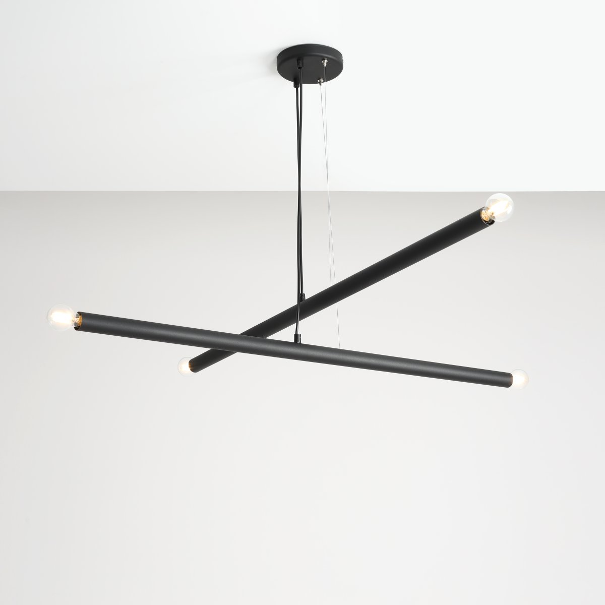 Tubo 4 100cm Negro Lámpas de techo De Artera - Cada tubo mide 100 cm de largo, 3,2 cm de diámetro y cuenta con una fuente de luz en cada extremo.