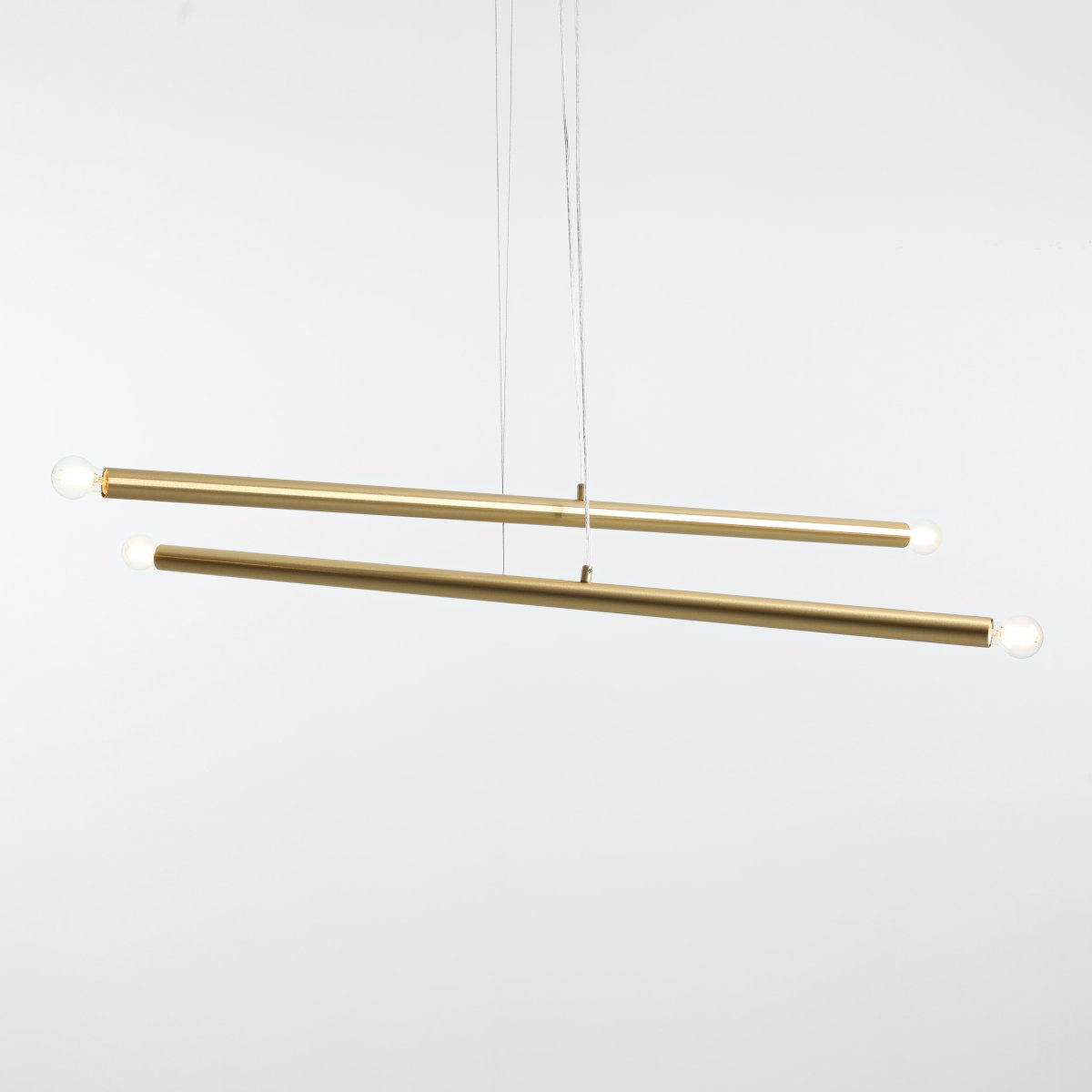 Tubo 4 100cm Latón Lámpas de techo De Artera - La lámpara consta de dos tubos metálicos delgados con un elegante acabado en latón, colocados en diferentes ángulos para crear un aspecto dinámico y ligero.