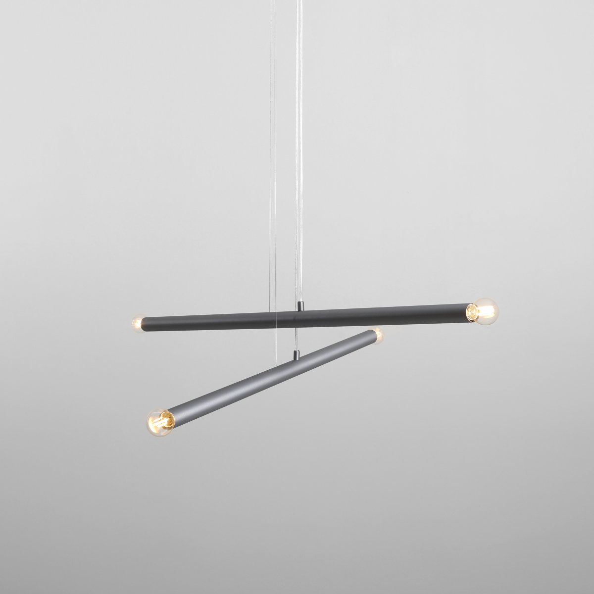 Tubo 4 100cm Acero Lámpas de techo De Artera - Está compuesta por dos tubos metálicos delgados con un elegante acabado en acero, dispuestos en diferentes ángulos para crear un aspecto dinámico y ligero.