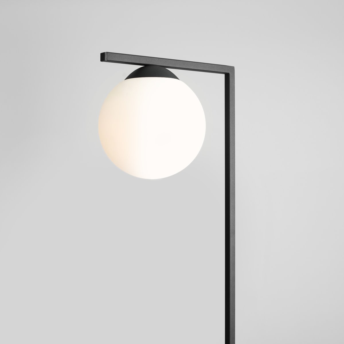 Zac Negro lámpara de pie De Artera - Coloque la lámpara de pie Zac en la sala de estar o en el rincón de lectura para obtener una solución de iluminación sutil pero elegante.