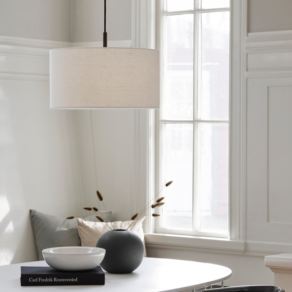 Soft Ø44 Blanco/bronce Lámpas de techo De Belid - La l&aacute;mpara colgante Soft es una pieza elegante con una forma ligeramente redondeada que crea una luz c&aacute;lida y acogedora.