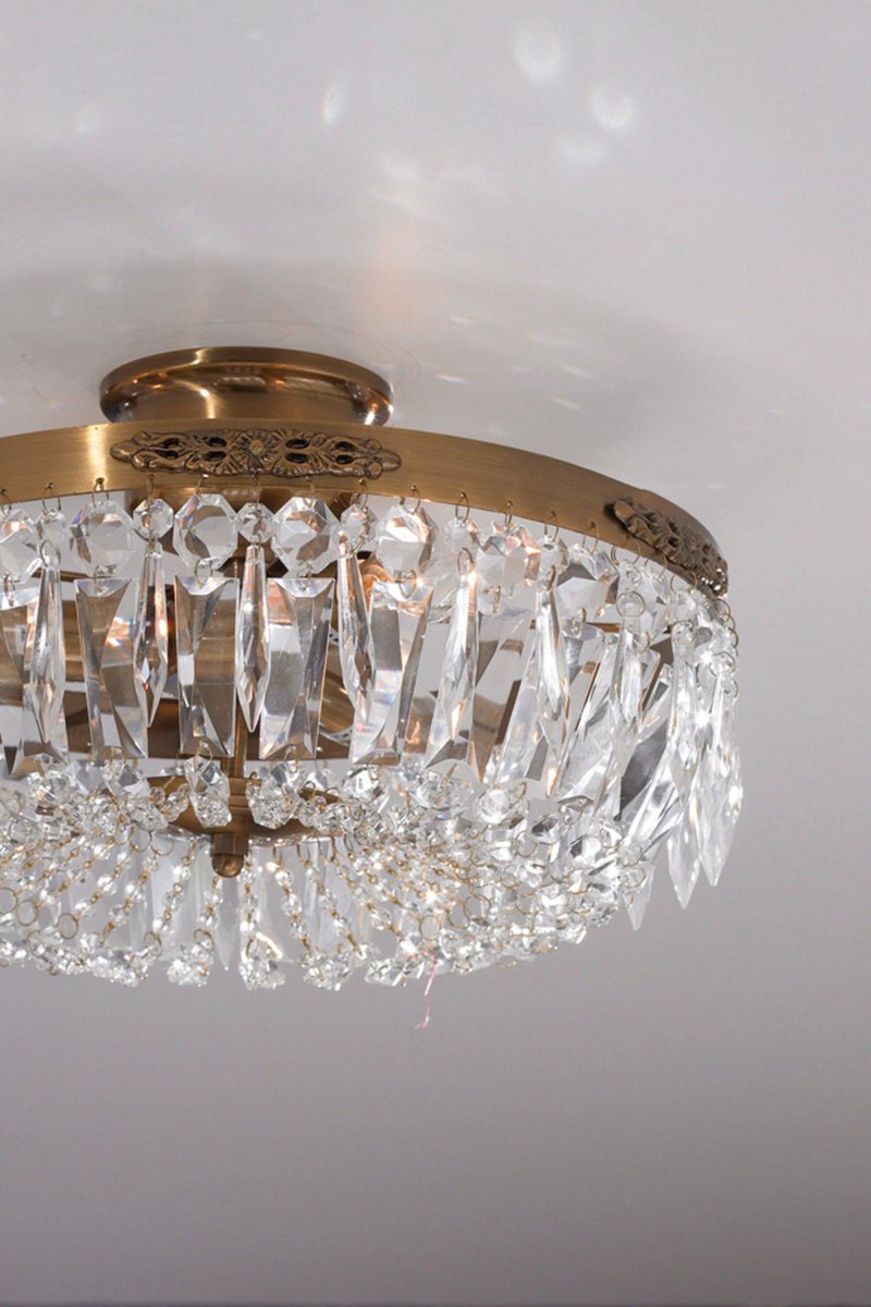 Strömsholm Ø35 Antigüedad cristal De Markslöjd - Esta cl&aacute;sica l&aacute;mpara de techo fabricada en metal de color antiguo presenta hermosos prismas cortados a m&aacute;quina que le dan a la habitaci&oacute;n un ambiente elegante y lujoso.