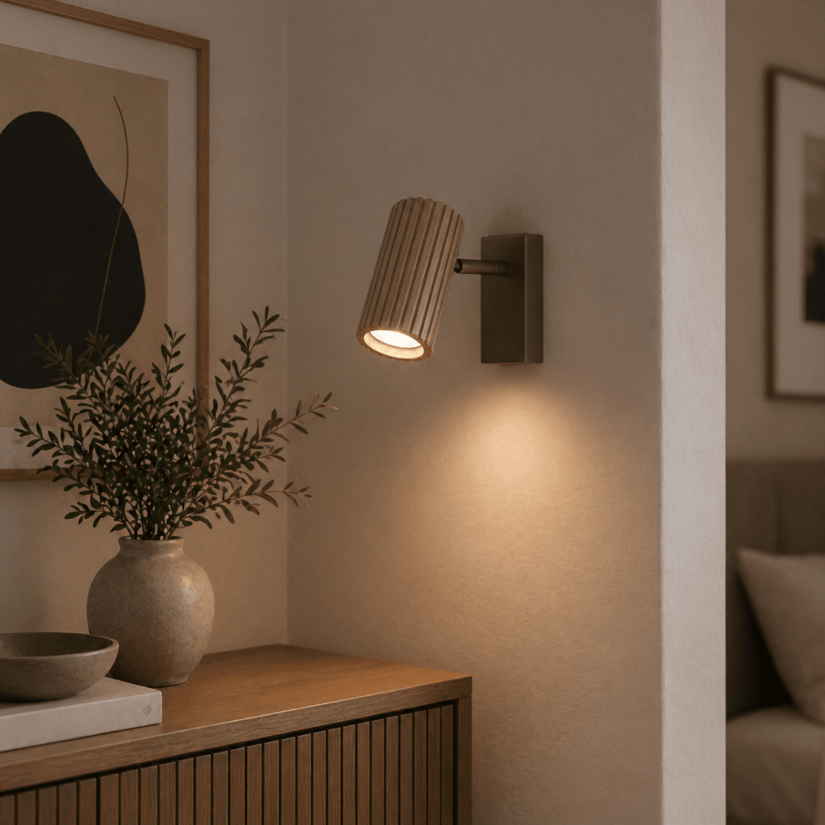 Lakewood 17cm Marrón lámpara de lectura De Brilliant - La l&aacute;mpara de pared Lakewood combina metal marr&oacute;n con madera clara veteada, creando un estilo c&aacute;lido y elegante.