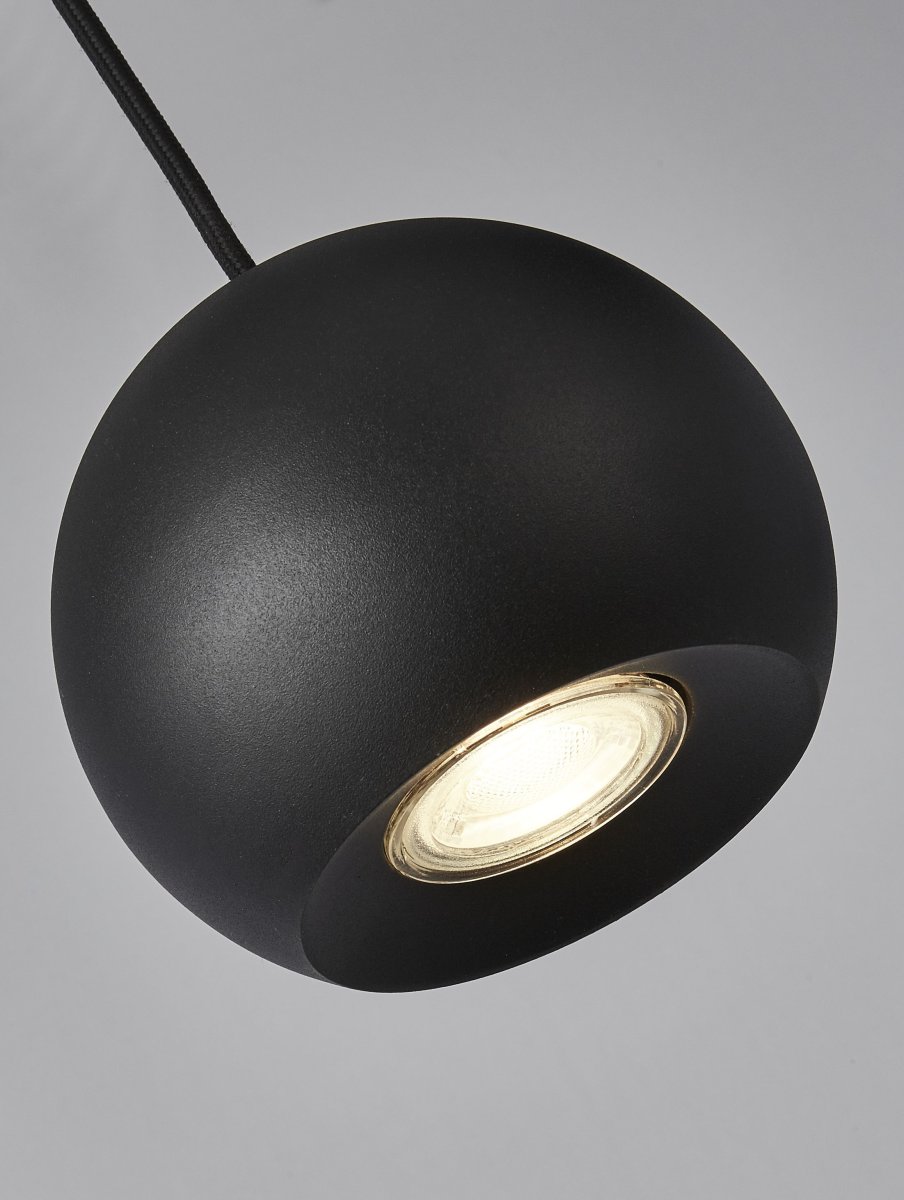 Eindhoven 125cm Arena negra Lámpas de techo De Searchlight - La lámpara colgante Eindhoven de 4 luces cuelga de una varilla negra de color arena y agrega lujo y estilo a una sala de estar, dormitorio, cocina, comedor o pasillo modernos.