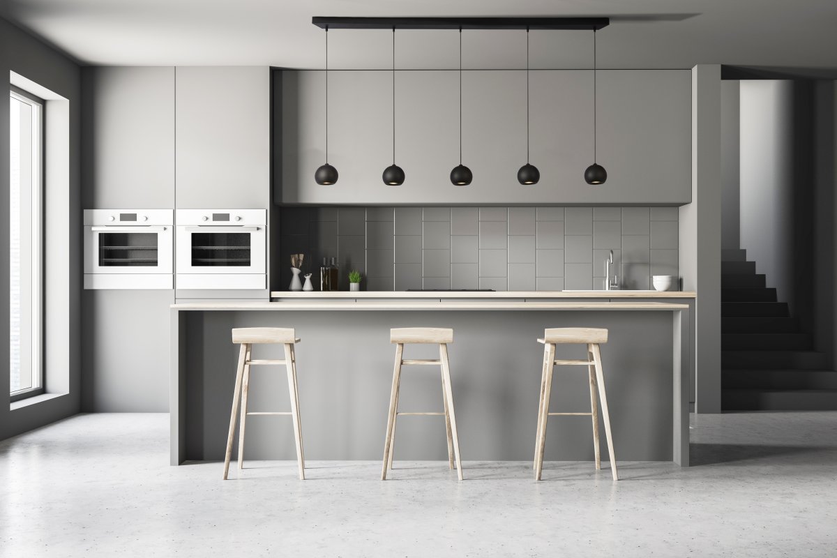 Eindhoven 160cm Arena negra Lámpas de techo De Searchlight - La lámpara colgante Eindhoven de 5 luces cuelga de una varilla negra de color arena y agrega lujo y estilo a una sala de estar, dormitorio, cocina, comedor o pasillo modernos.