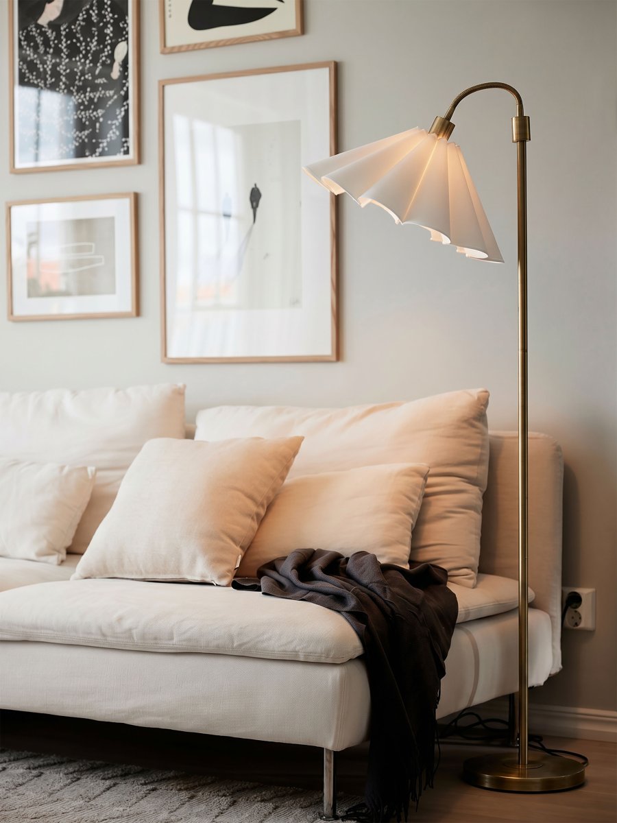 Amy Flex Oro lámpara de pie De PR Home - La hermosa pantalla est&aacute; cosida a mano, p&eacute;talo a p&eacute;talo, con tela de algod&oacute;n blanco y acabada con un borde decorativo que recuerda a una flor.