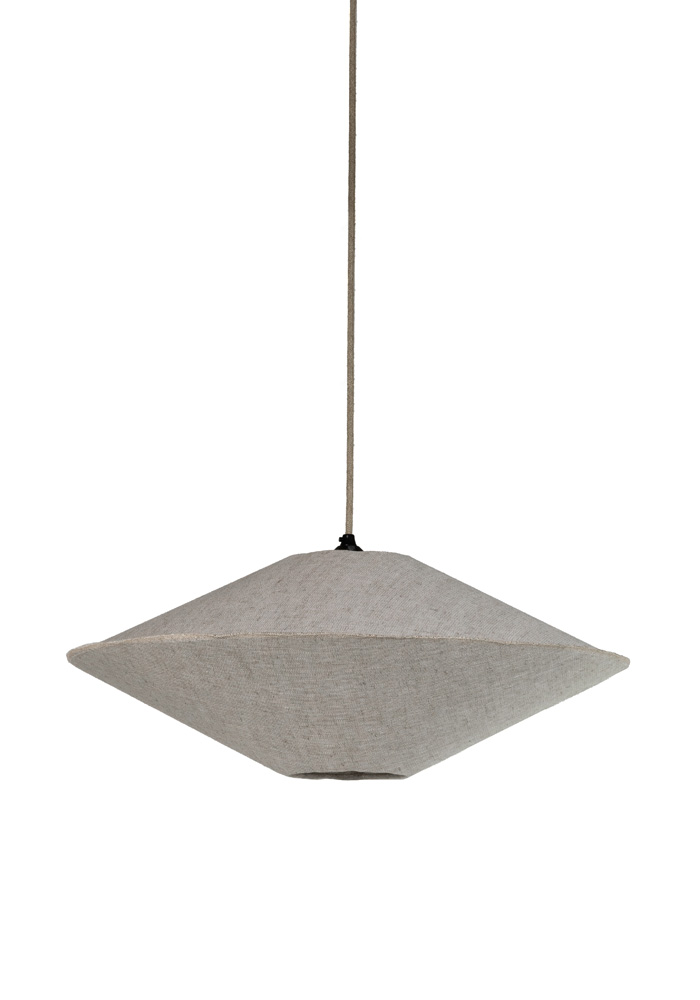 Vega Pantalla S/Colgante Ø58 Naturaleza Lámpas de techo De Alde & Lind - La pantalla Vega est&aacute; revestida en lino 100 % y presenta una costura overlock visible como elegante detalle en el centro, donde se unen la parte superior e inferior.