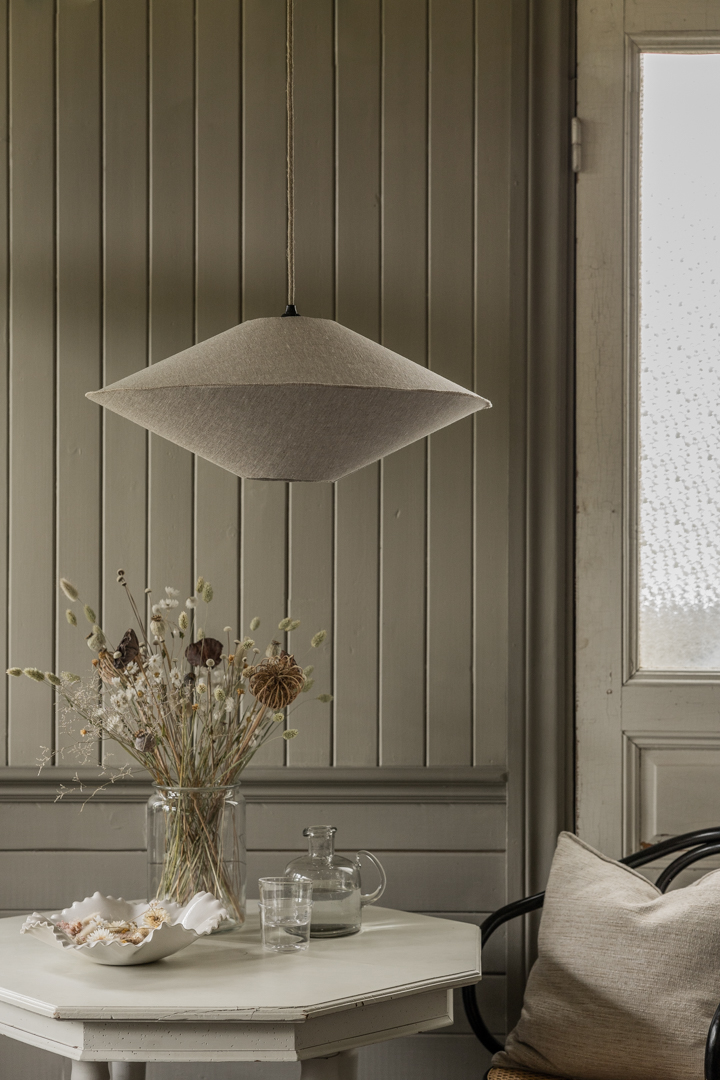 Vega Pantalla S/Colgante Ø58 Naturaleza Lámpas de techo De Alde & Lind - La pantalla Vega est&aacute; revestida en lino 100 % y presenta una costura overlock visible como elegante detalle en el centro, donde se unen la parte superior e inferior.