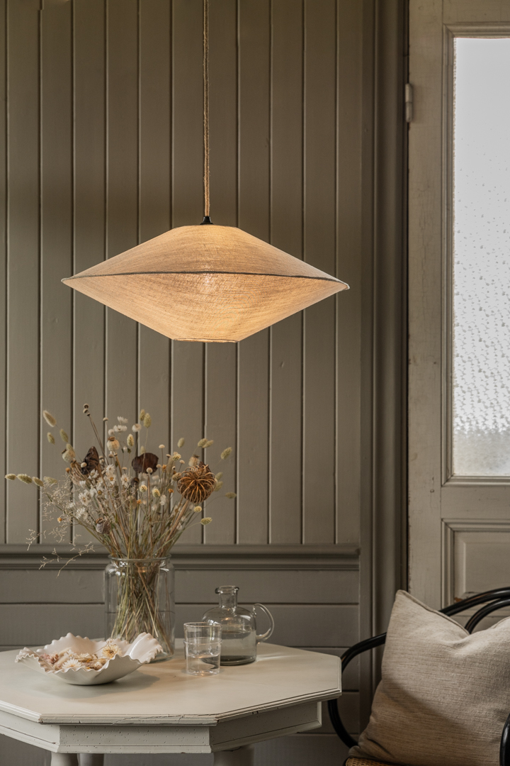 Vega Pantalla S/Colgante Ø58 Naturaleza Lámpas de techo De Alde & Lind - La pantalla Vega est&aacute; revestida en lino 100 % y presenta una costura overlock visible como elegante detalle en el centro, donde se unen la parte superior e inferior.