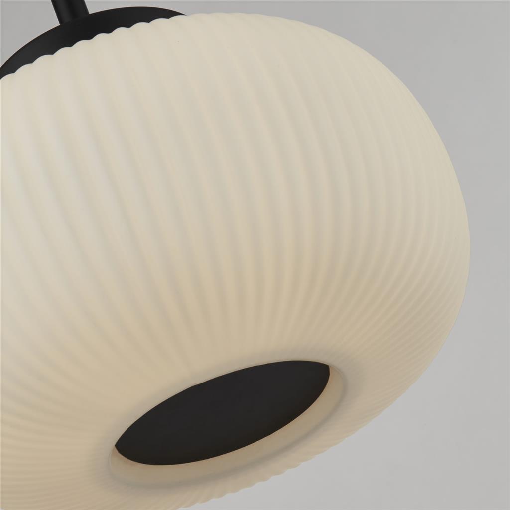 Lumina Ø24 Negro Lámpas de techo De Searchlight - El marco de metal negro mate combinado con la pantalla de vidrio opalino acanalado crea un aspecto moderno y elegante que se adapta tanto a interiores claros como oscuros.