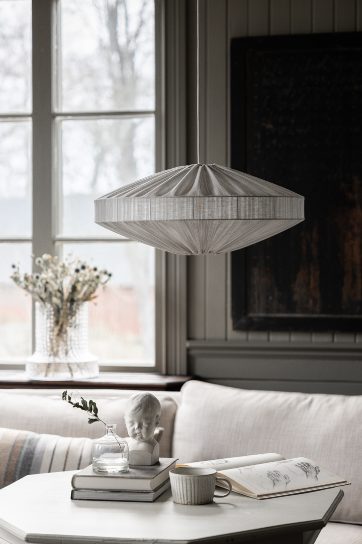 Alba Raya Pantalla S/Colgante Ø58 Blanco Lámpas de techo De Alde & Lind - La elegante raya de la tela le da a la pantalla Alba un aspecto sofisticado y elegante.