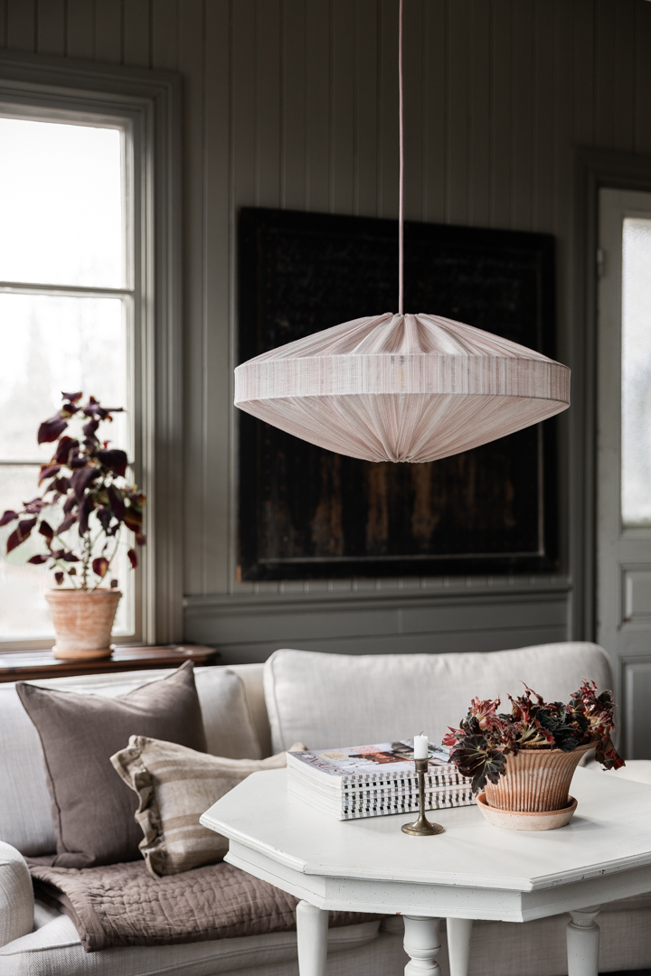 Alba Raya Pantalla S/Colgante Ø58 Rosa Lámpas de techo De Alde & Lind - La elegante raya de la tela le da a la pantalla Alba un aspecto sofisticado y elegante.