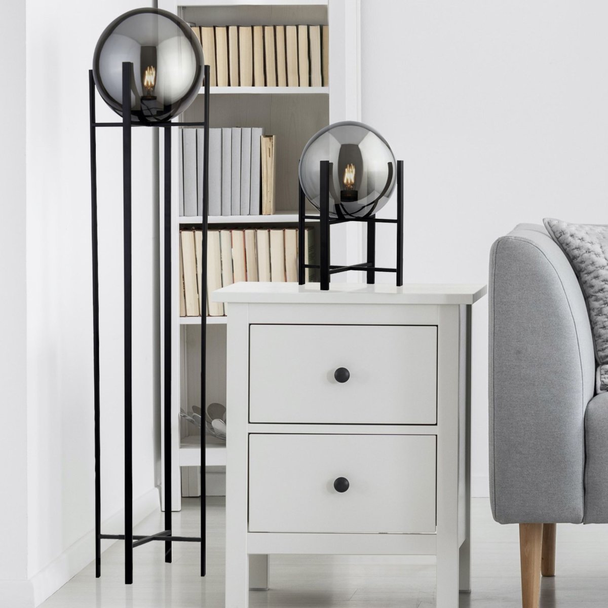 Amsterdam Negro lámpara de pie De Searchlight - Con un cono de helado ahumado encima; Un elegante marco de metal negro crea un efecto de iluminación elegante y misterioso que se adapta perfectamente a entornos modernos e industriales.