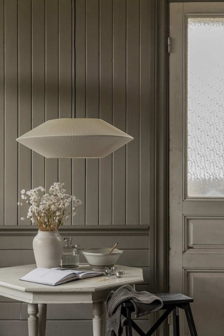 Pollux Pantalla S/Colgante Ø58 Blanquecino Lámpas de techo De Alde & Lind - Una elegante y moderna pantalla de techo que combina con cualquiera de las numerosas l&aacute;mparas de suspensi&oacute;n de Alde&amp;Linds.