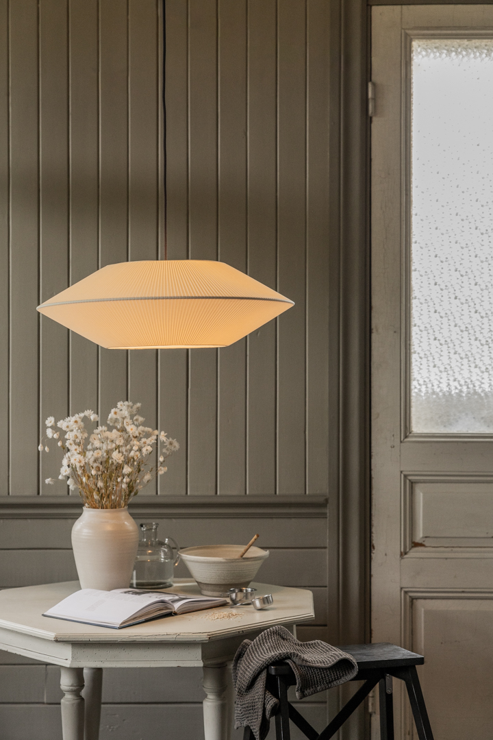 Pollux Pantalla S/Colgante Ø58 Blanquecino Lámpas de techo De Alde & Lind - Una elegante y moderna pantalla de techo que combina con cualquiera de las numerosas l&aacute;mparas de suspensi&oacute;n de Alde&amp;Linds.