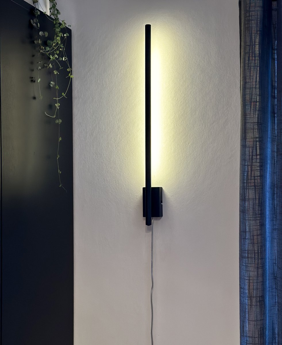 Stecco 65cm Negro lámpara de pared De Aneta Lighting - La lámpara de pared STECCO, fabricada en metal lacado en negro, se adapta tanto a paredes estrechas como a otras ligeramente más grandes.