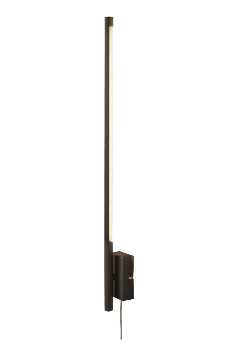 Stecco 65cm Negro lámpara de pared De Aneta Lighting - La lámpara de pared STECCO, fabricada en metal lacado en negro, se adapta tanto a paredes estrechas como a otras ligeramente más grandes.