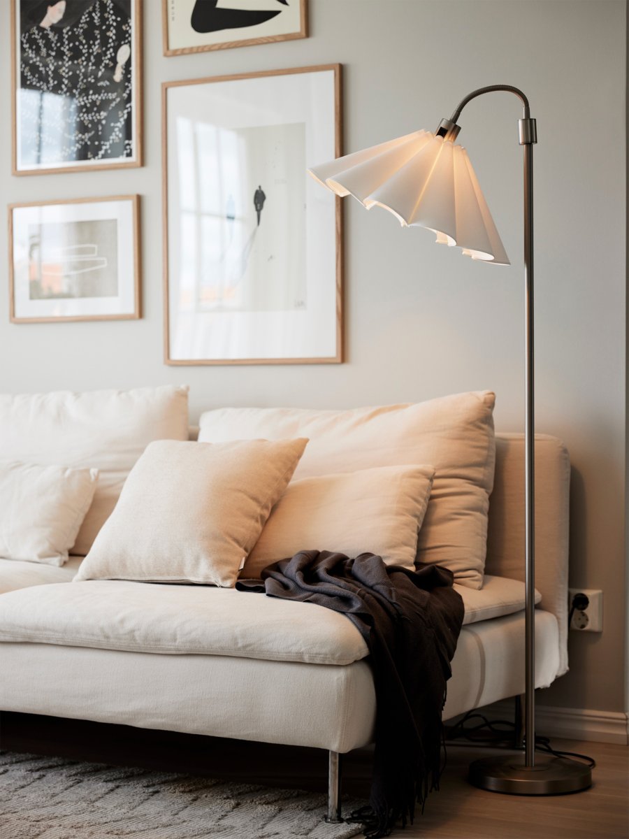 Amy Flex Plata lámpara de pie De PR Home - La hermosa pantalla está cosida a mano, pétalo a pétalo, con tela de algodón blanco y adornada con un borde decorativo que recuerda a una flor.