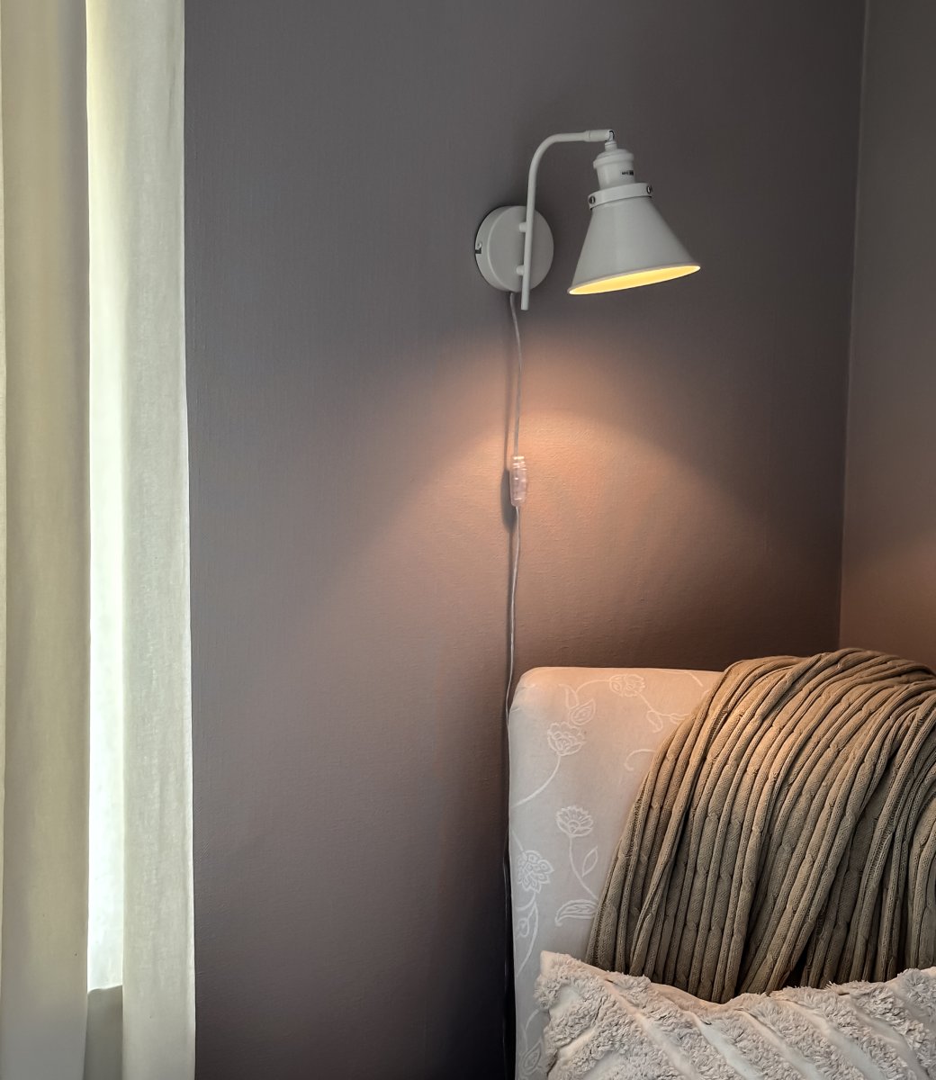 Paris Beige lámpara de lectura De Aneta Lighting - El aplique de pared Par&iacute;s est&aacute; realizado en tono arena de alto brillo.