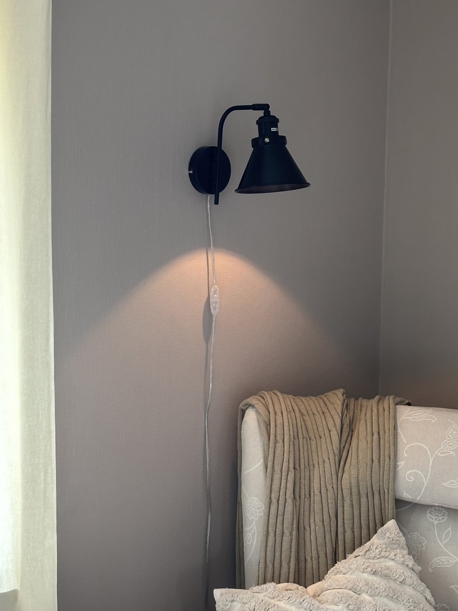Paris Negro lámpara de lectura De Aneta Lighting - El diseño de inspiración vintage se adapta perfectamente a interiores clásicos y modernos y se convierte en un elegante detalle en el hogar.