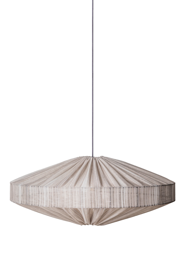Alba Raya Pantalla S/Colgante Ø78 Marrón Lámpas de techo De Alde & Lind - La elegante raya de la tela le da a la pantalla Alba un aspecto sofisticado y elegante.