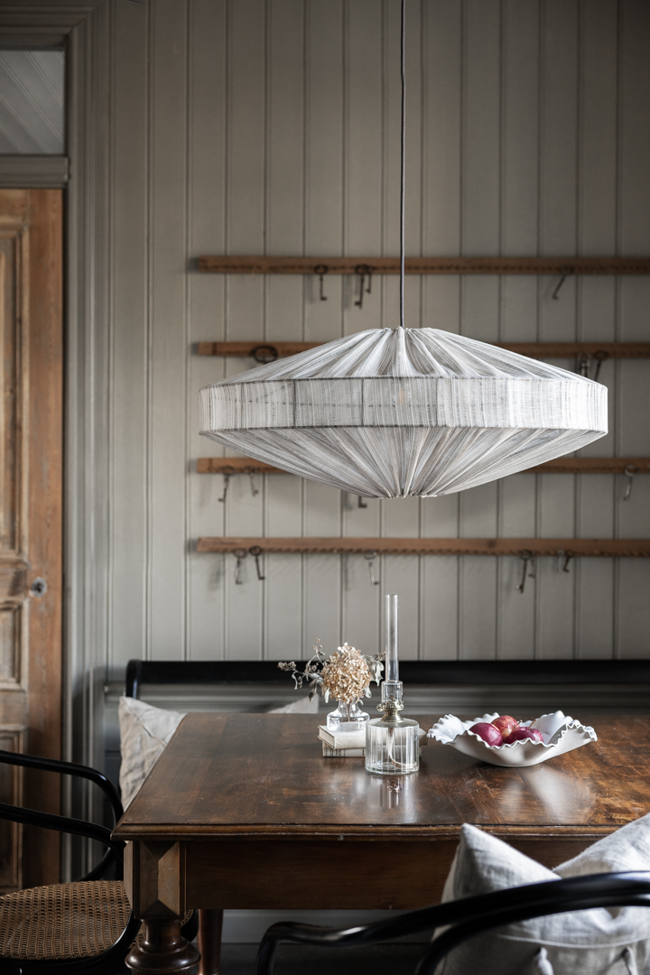 Alba Raya Pantalla S/Colgante Ø78 Marrón Lámpas de techo De Alde & Lind - La elegante raya de la tela le da a la pantalla Alba un aspecto sofisticado y elegante.