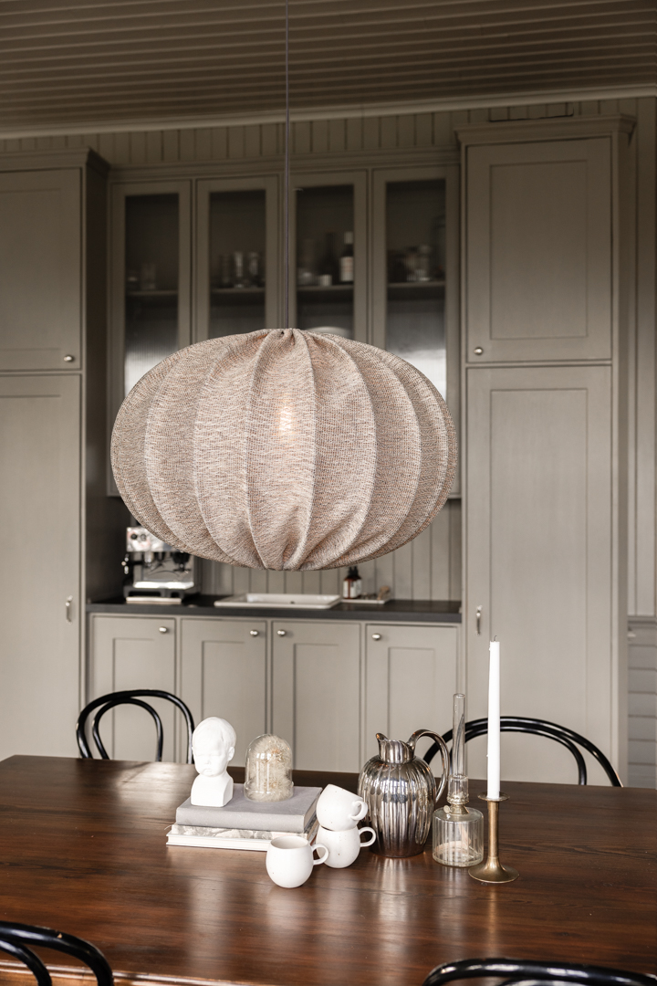 Moon Pantalla S/Colgante Ø78 Marrón Lámpas de techo De Alde & Lind - Moon es una pantalla moderna de forma cl&aacute;sica y contempor&aacute;nea, hecha de tela gris, que crea un aspecto vers&aacute;til tanto al encenderla como al apagarla.