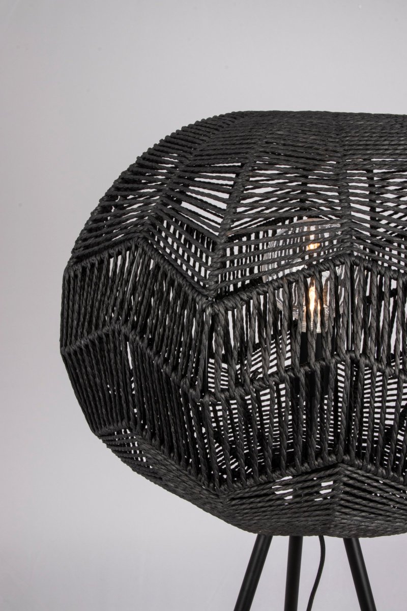 Missy Negro lámpara de pie De Globen Lighting - La lámpara tiene un cable textil negro de 200 cm de largo con interruptor.