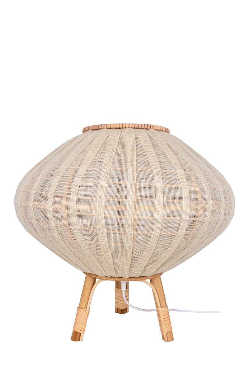 Borneo 48cm Naturaleza lámpara de pie De Globen Lighting - La l&aacute;mpara est&aacute; hecha de rat&aacute;n natural y tela de lino de color crema y tiene un cable textil blanco de 200 cm de largo con interruptor de suelo y enchufe.