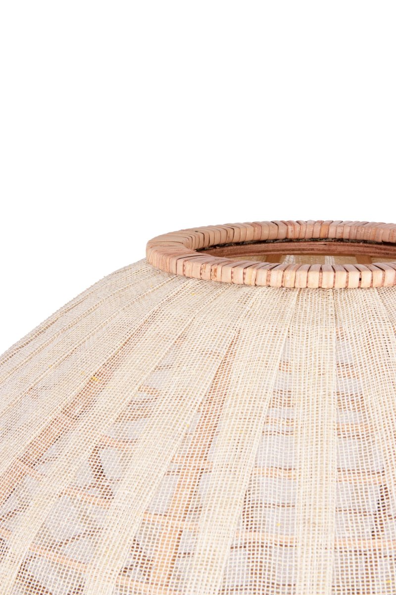 Borneo 48cm Naturaleza lámpara de pie De Globen Lighting - La l&aacute;mpara est&aacute; hecha de rat&aacute;n natural y tela de lino de color crema y tiene un cable textil blanco de 200 cm de largo con interruptor de suelo y enchufe.
